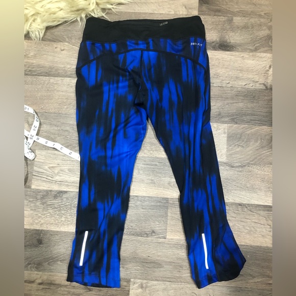 Blue/black Dri-Fit woman’s Capris - Picture 7 of 8